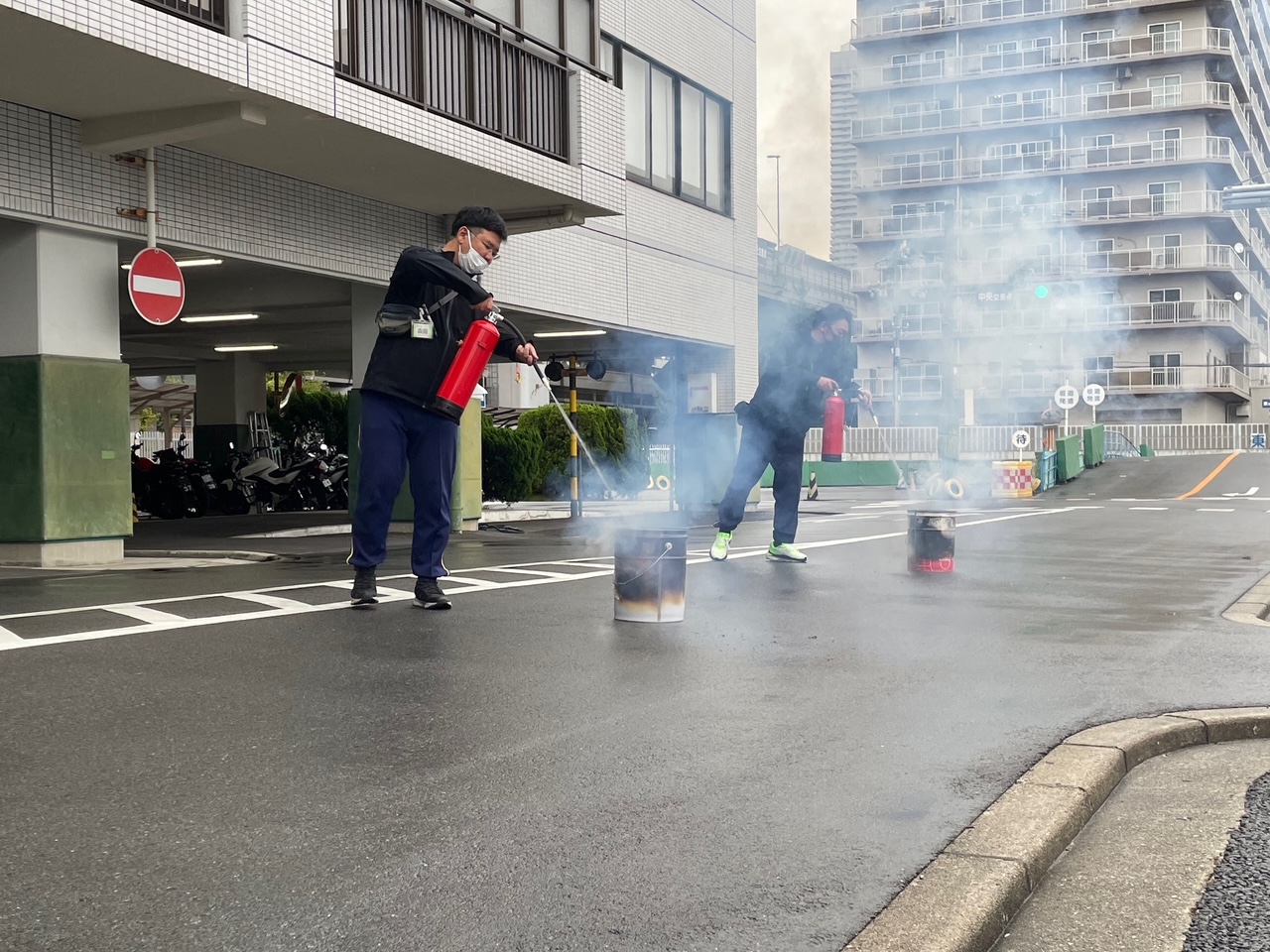 避難訓練および消火訓練を行いました